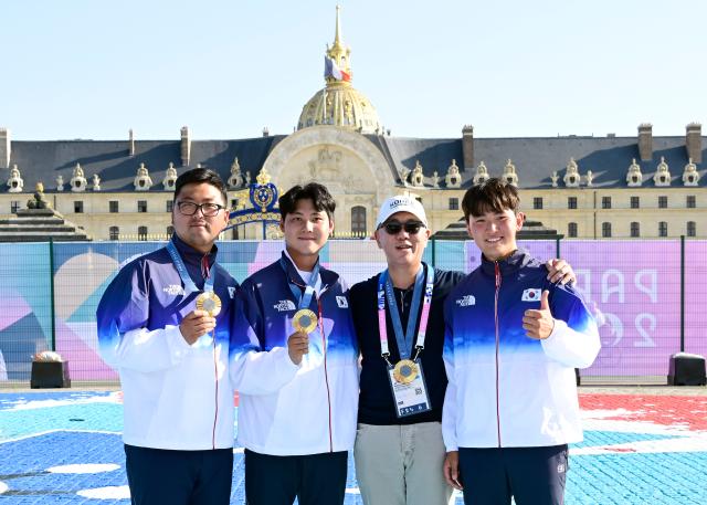 정의선 회장오른쪽에서 두 번째이 2024 파리올림픽에서 남자 단체전 금메달을 따낸 대표팀과 함께 프랑스 파리 앵발리드에서 기념 촬영을 하고 있다 사진현대차