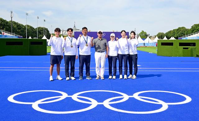 정의선 회장가운데이 2024 파리올림픽 양궁 국가대표 선수단과 함께 프랑스 파리 앵발리드에서 기념 촬영을 하고 있다 사진현대차