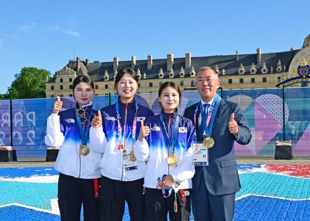 정의선 현대차그룹 회장맨 오른쪽이 2024 파리올림픽에서 여자 단체전 금메달을 따낸 대표팀과 함께 프랑스 파리 앵발리드에서 기념 촬영을 하고 있다 사진현대차그룹