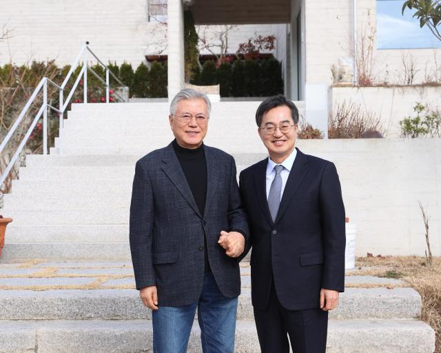 20일 오후 김동연 경기도지사가 경남 양산시 평산마을을 방문하여 문재인 전대통령과 기념촬영을 하고있다 사진경기도