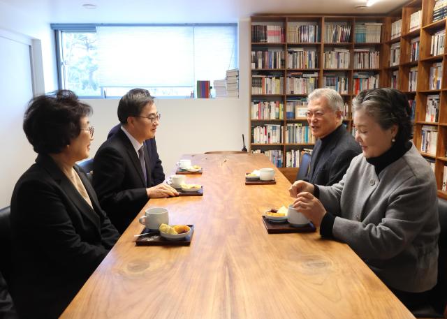 20일 오후 김동연 경기도지사가 경남 양산시 평산마을을 방문하여 문재인 전대통령과 차담을 하고있다 사진경기도