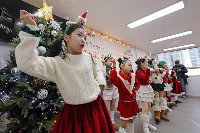 브릴란떼 어린이 합창단이 지난 18일 서울 용산구 서울연탄은행에서 국가보훈부·서울연탄은행 주최로 열린 국가유공자 배식 봉사에 앞서 크리스마스 맞이 공연을 하고 있다 사진연합뉴스