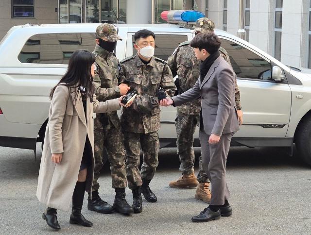 12·3 비상계엄 사태 당시 중앙선거관리위원회에 병력을 투입하고 사전모의에 가담한 혐의를 받는 문상호 정보사령관이 20일 오후 서울 중앙지역군사법원에서 영장실질심사에 출석하기 위해 법정으로 향하고 있다 사진연합뉴스