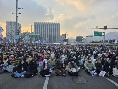 서울 광화문…즉시파면 vs 탄핵반대