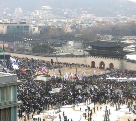 Protesters split over Yoons impeachment in downtown Seoul