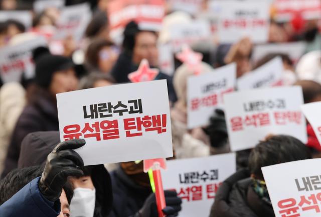 21일 오후 울산시 남구 롯데백화점 앞 광장에서 윤석열퇴진 울산운동본부 주최로 열린 울산시민대회에서 시민들이 손팻말과 응원봉을 흔들며 윤석열 대통령에 대한 즉각 체포와 파면을 촉구하고 있다 20241221 사진연합뉴스