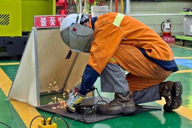 한국폴리텍대학 순천캠퍼스 산업설비과 수료 후 포스코 GYT테크에 재직 중인 임희정씨가 포스코 기술교육센터에서 용접 시편 그라인딩 작업을 하고 있다 사진한국폴리텍대학