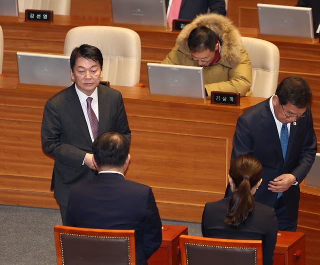 안철수 국민의힘 의원이 14일 국회 본회의장에서 윤석열 대통령 탄핵소추안 투표를 하고 있다 사진연합뉴스