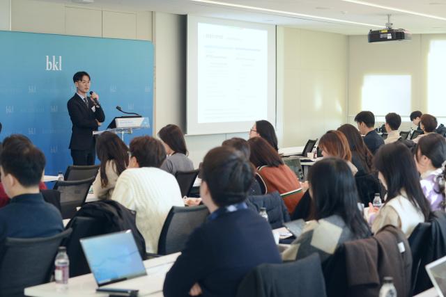 태평양 김진효 외국변호사가 지난 19일 급변하는 ESG 대응 전략 세미나에서 주제발표를 하고 있다 사진법무법인 태평양