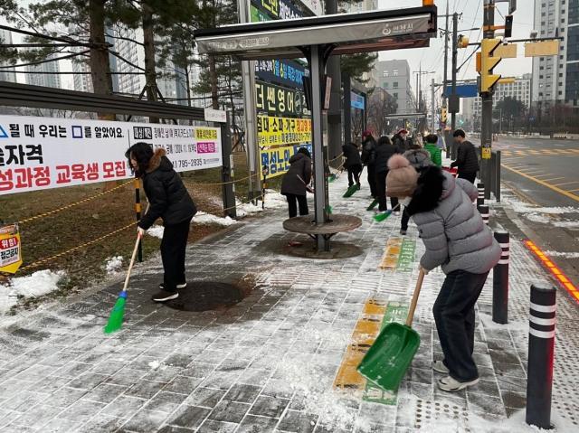 감일지구 주민 60여 명이 지난 21일 오전 내집앞눈치우기 운동에 자발적으로 참여했다 사진하남시