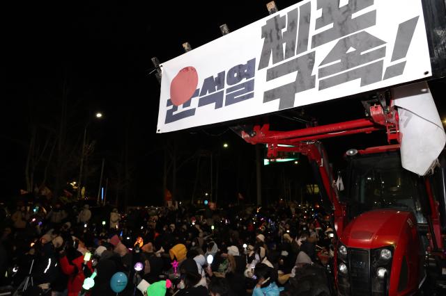 Farmers and protesters chant demanding the arrest of President Yoon Suk Yeol near Namtaeryeong Hill in Seoul Dec 22 2024 AJP Han Jun-gu