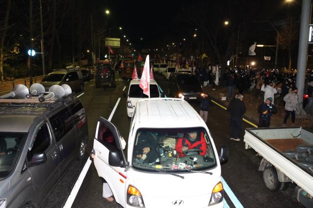 Blocked tractors and cars remain parked near Namtaeryeong Hill in Seoul Dec 22 2024 AJP Han Jun-gu