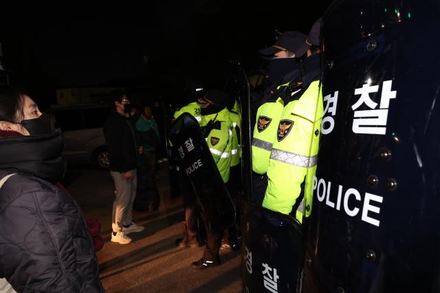 Protesters and police stand in a confrontation near Namtaeryeong Hill in Seoul Dec 22 2024 AJP Han Jun-gu