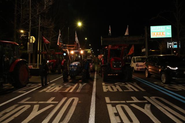 Blocked tractors and cars remain parked near Namtaeryeong Hill in Seoul Dec 22 2024 AJP Han Jun-gu