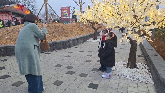 대구 남구는 2024 앞산 크리스마스 축제를 지역 소상공인과의 상생을 위한 참여 마당으로 변경했으며 지역주민 5만여 명이 참여해 개최했다 사진이인수 기자