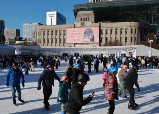 首尔广场滑冰场迎来市民畅享冰上乐趣