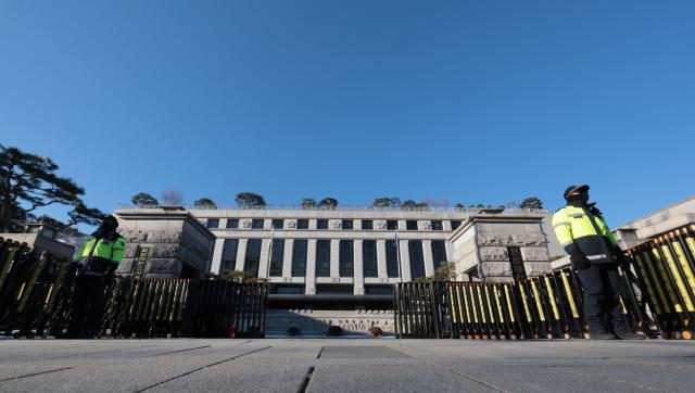 서울 종로구 헌법재판소 앞에서 경찰들이 출입을 통제하고 있다 연합뉴스