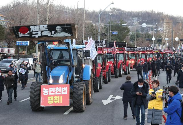 22日，在首尔瑞草区南泰岭一带拖拉机队伍驶向汉南洞总统官邸。【韩联社】