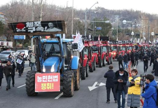 韩国农民‌"拖拉机大军"北上首尔示威 28小时对峙终落幕