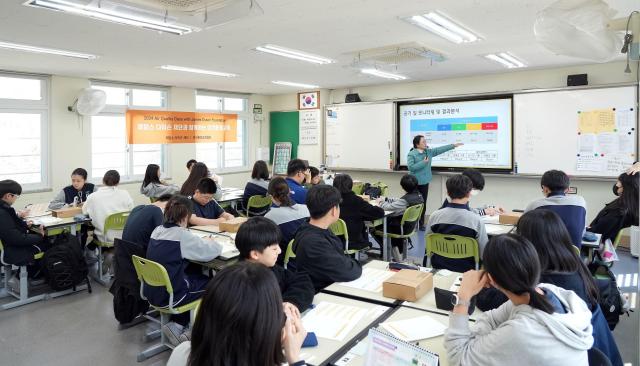 대기오염 및 실내 공기 질 문제 해결 방법 알아보기 교육을 듣고 있는 학생들 모습 사진다이슨코리아