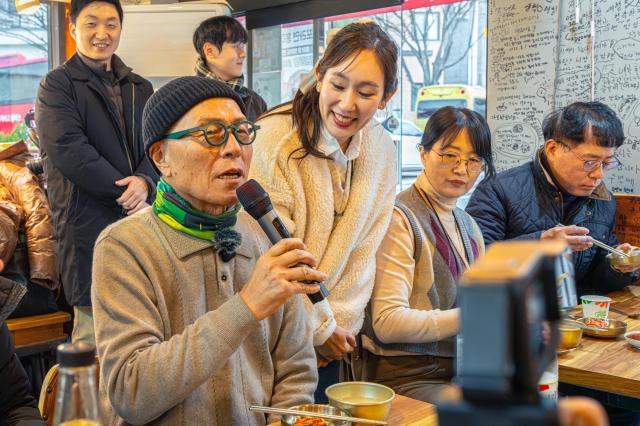 허영만 작가가 홍어에 대해 설명하고 있다 사진한국관광공사 