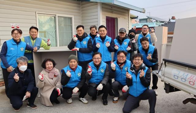 광양제철소 포철공고 사랑나눔봉사단이 지역 취약계층 아동 가정의 공부방을 리모델링하는 활동을 펼쳤다 사진광양제철소