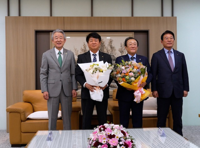 지난 20일 열린 2024년 제3차 한국협동조합협의회 회장단 회의에 참석한 관계자들이 기념 촬영을 하고 있다 좌측부터 강호동 농협중앙회장 김윤식 신협중앙회장 김인 새마을금고중앙회장 최창호 산림조합중앙회장 사진새마을금고중앙회
