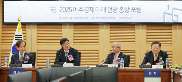 23일 오전 서울 여의도 국회 의원회관에서 열린 2025 아주경제 미래 전망 총장 포럼에서 패널들이 토론을 하고 있다 사진 왼쪽부터 이광형 KAIST카이스트 총장 정갑영 전 연세대학교 총장 현오석 전 경제부총리 성낙인 전 서울대학교 총장 20241223사진유대길 기자 dbeorlf123ajunewscom