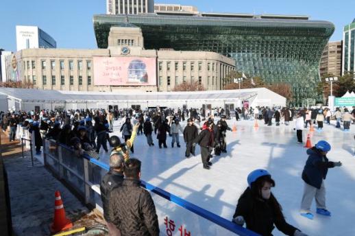 VISUALS: Seoul City Hall ice rink opens for season, admission still 1,000 won