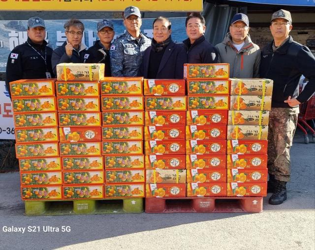 김홍수 회장오른쪽 네번째이 위문품을 전달하고 있다 사진이동원 기자