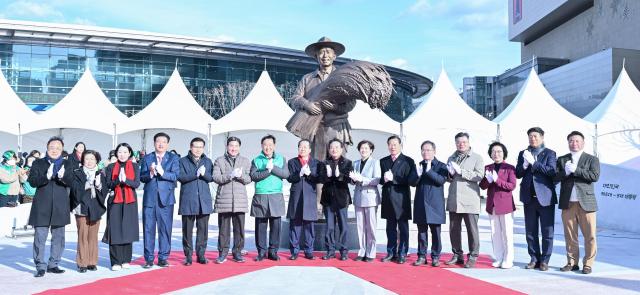 대구시는 23일 박정희 광장에서 박정희 대통령 동상 제막식을 개최했다 사진대구시