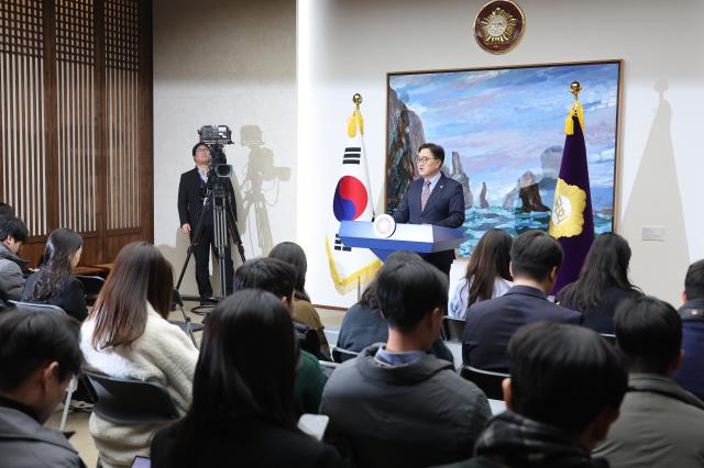 우원식 국회의장이 24일 오후 서울 여의도 국회에서 기자회견을 하고 한덕수 대통령 권한대행 국무총리가 이날 내란·김건희 여사 특검법과 헌법재판관 임명 문제와 관련 발언한 것에 대해 입장을 발표하고 있다 사진연합뉴스