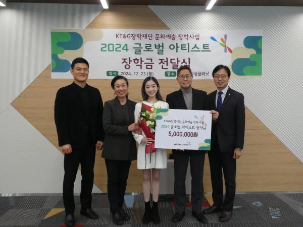 KTG장학재단이 지난 23일 ‘2024 글로벌 아티스트’ 장학금 전달식을 진행한 가운데
안홍필 KTG장학재단 사무국장오른쪽 둘째과 장호연 KTG 사회공헌부장왼쪽 첫째 발레리나 손민지가운데가 기념 사진을 촬영하고 있다 사진KTG 장학재단