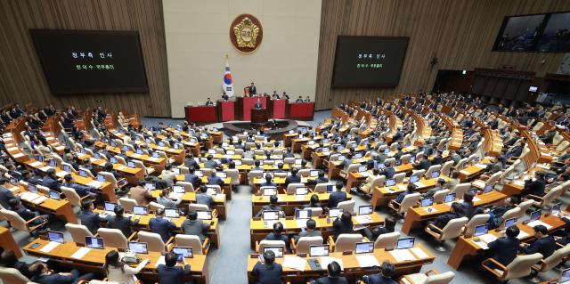 한덕수 국무총리가 10일 오후 서울 여의도 국회에서 열린 본회의에서 2025년도 예산안에 대한 수정안이 가결된 뒤 정부측 인사말을 하고 있다 20241210사진유대길 기자 dbeorlf123ajunewscom