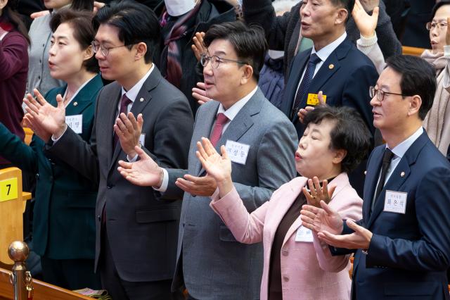 권성동 국민의힘 당대표 권한대행 겸 원내대표가 25일 여의도순복음교회에서 열린 성탄예배에 참석해 있다 사진연합뉴스