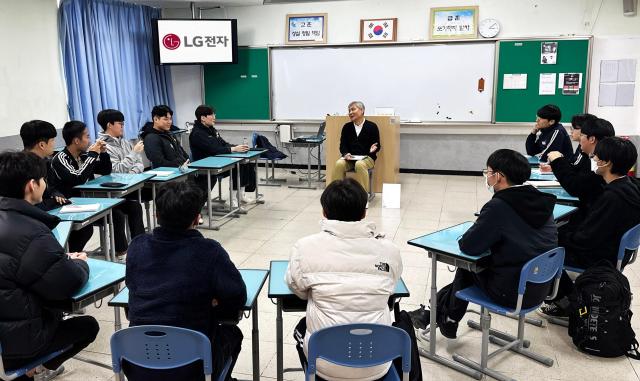 지난달 LG전자 임직원들이 경남 창원의 창원기계공업고등학교 학생들과 진로 멘토링을 진행 중인 모습 사진LG전자