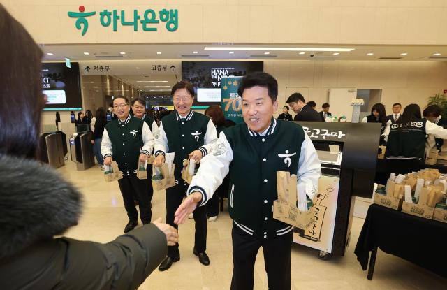 지난 24일 서울 중구 하나은행 을지로 본점에서 열린 트래블로그 서비스 700만 돌파 기념행사에 참석한 함영주 하나금융그룹 회장오른쪽 이승열 하나은행장가운데 이호성 하나카드 사장왼쪽이 임직원들에게 감사 인사를 전하고 있다 사진하나금융