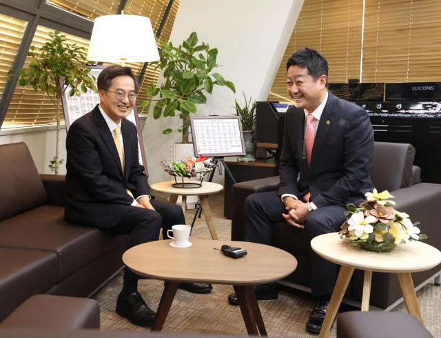 26일 오전 김동연 도지사가 김진경 도의회 의장을 만나 예산안 처리에 대한 면담을 하고있다 사진경기도