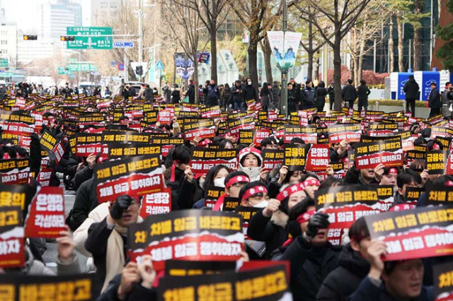 전국금융산업노동조합 기업은행지부가 지난 17일 서울 중구 IBK기업은행 본점 앞에서 임금 관련 대규모 집회를 열고 있다 사진  기업은행 노조