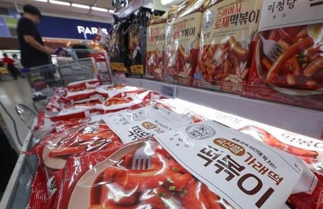 서울 서초구 하나로마트 양재점에 진열된 떡볶이 밀키트 사진연합뉴스