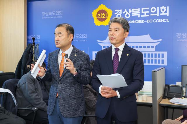 경북도의회 대변인이 ‘2025년 경주 APEC 정상 회의’ 성공 개최를 위한 브리핑을 하고 있다 사진경상북도의회