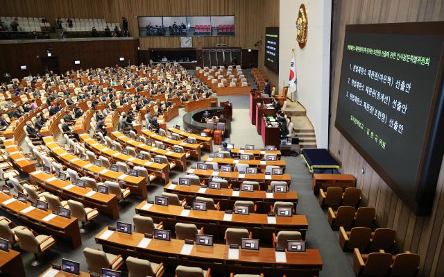 26일 국회 본회의에서 마은혁 정계선 조한창 헌법재판소 재판관 선출안이 야당 주도로 상정되고 있다 국민의힘은 한덕수 대통령 권한대행 국무총리에게 임명 권한이 없다는 점을 들어 표결에 불참했다 사진연합뉴스