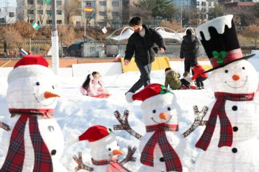 PHOTOS: Snow sledding park opens in Dongdaemun