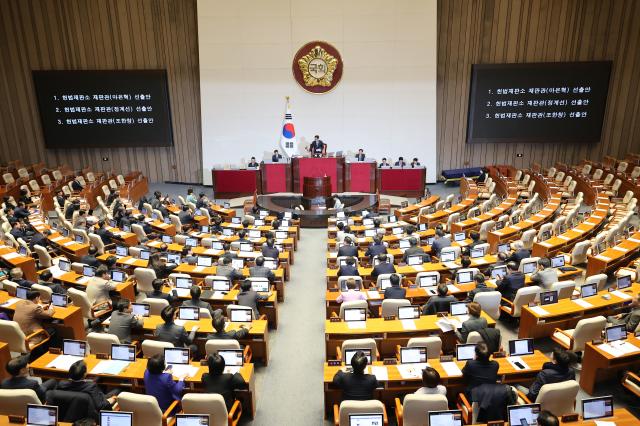 26일 국회 본회의에서 마은혁 정계선 조한창 헌법재판소 재판관 선출안이 야당 주도로 통과되고 있다 사진연합뉴스