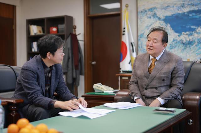 정대철 대한민국헌정회장이 26일 서울 여의도 국회헌정회관에서 아주경제와 인터뷰하고 있다 사진유대길 기자 dbeorlf123ajunewscom