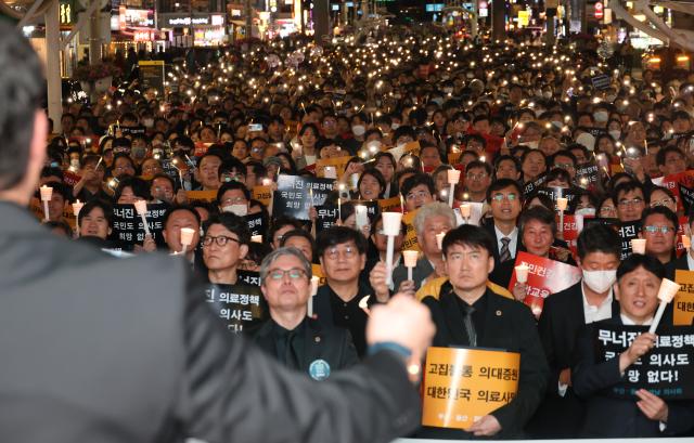 대한의사협회 소속 부산·울산·경남 의사들이 부산 해운대구 구남로에서 촛불집회를 열고 있다 사진연합뉴스