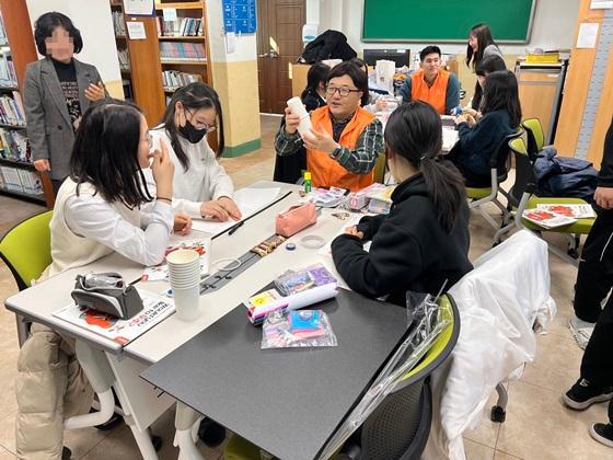 지난 19일 전남 여수 개도중학교에서 우주항공 과학교실에 참가한 한화에어로스페이스 임직원과 학생들이 지구 환경과 효율을 생각한 지속 가능한 항공우주선을 만들고 있는 모습 사진한화에어로