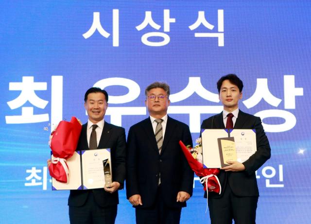 지난 26일 서울시 용산구 나인트리 프리미어 호텔에서 진행된 ‘2024 자동차안전도평가 콘퍼런스’에서 메르세데스-벤츠 E 200이 올해 평가 대상 차종 중 가장 높은 종합점수로 최우수상을 받았다사진메르세데스-벤츠