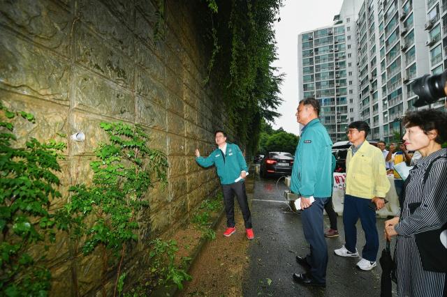 김병수 김포시장이 지난 7월 폭우로 주민대피 명령이 내려진 사우동 신안농장마을을 찾아 현장을 살피고 있다 사진김포시