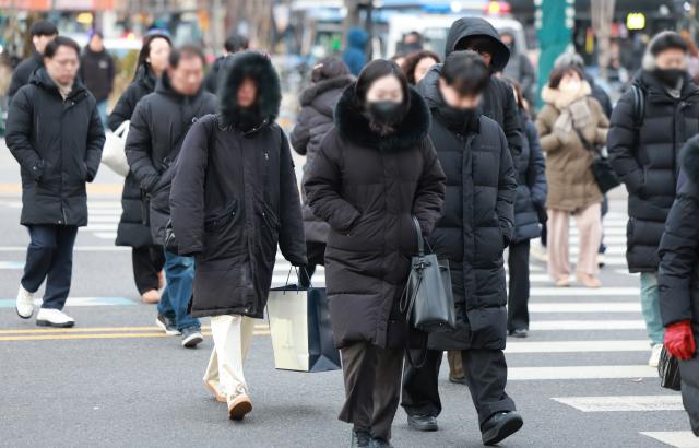 중부내륙을 중심으로 아침 기온이 -10도 내외로 떨어진 23일 오전 서울 세종대로사거리에서 두꺼운 옷을 입은 시민들이 횡단보도를 건너고 있다 사진연합뉴스